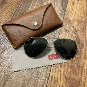 Womens’s Rayban Aviators with Gold Frame Sunglasses with Case